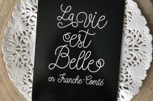 Carte postale "La vie est belle en Franche-Comté"