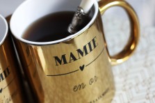 Mug métallisé doré "Mamie en or"