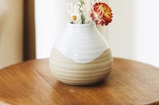 Petit vase en grès semi-émaillé blanc