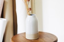 Vase en grès semi-émaillé blanc