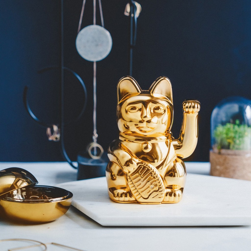 Ornement Voiture Chat Chanceux en Céramique Maneki Neko – Allure Zen