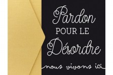 Carte postale "Pardon pour le désordre nous vivons ici"