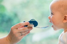 Cuillère avion bébé