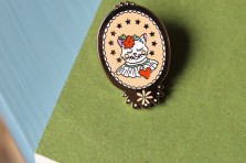 Pin's Chat Bernadette