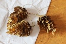 Déco Pomme de pin à  suspendre