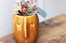 Petit vase visage ocre