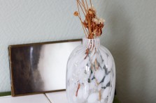 Vase en verre avec tâches blanches