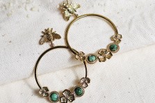 Boucles abeilles et fleurs dorées