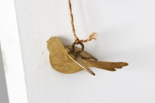 Petit oiseau doré à  suspendre