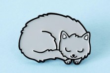 Pin's Chaton gris endormi