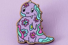 Pin's en bois dinosaure violet