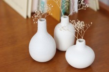 Set de 3 vases en porcelaine perlés
