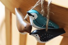 Oiseau en bois peint à suspendre (bleu)