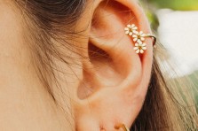Bagues d’oreilles Camélia dorées